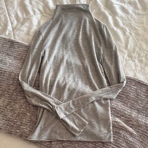 Aritzia Wilfred grey top
